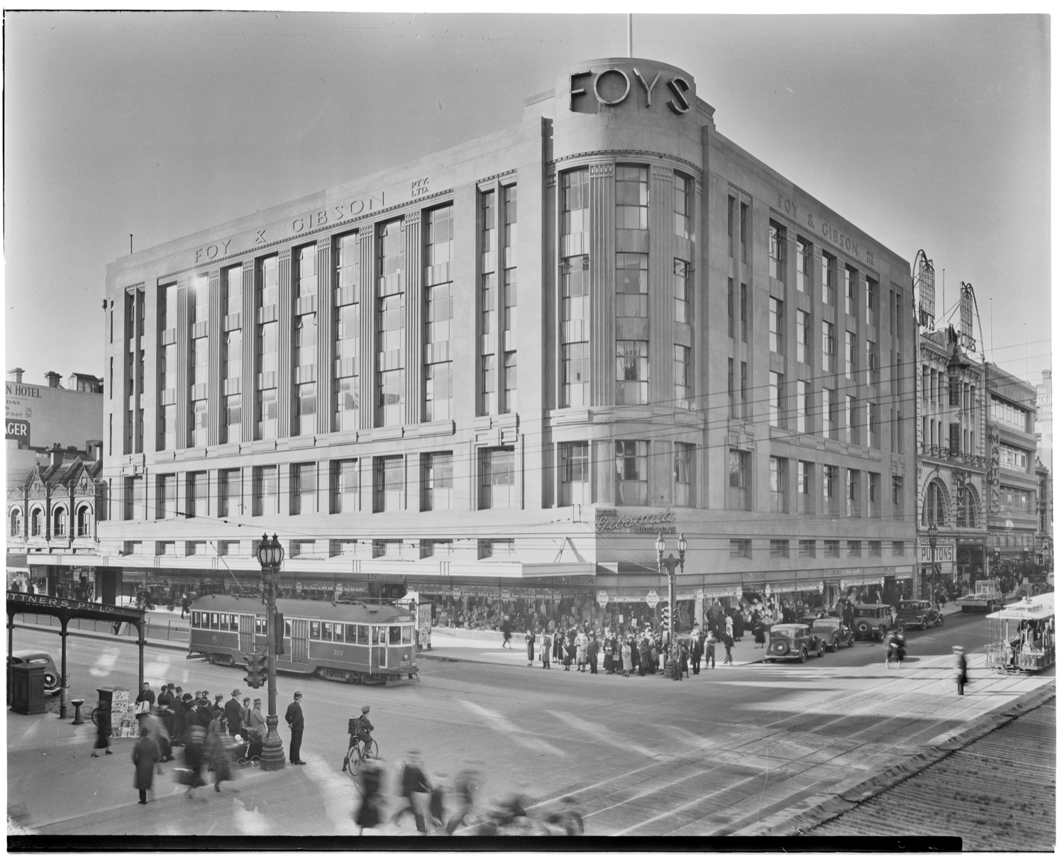 Fowler, Lyle, 1891-1969, photographer - 1936 - Foy and Gibson Department Store, Cnr. Bourke and Swanston Streets, Melbourne picture Lyle Fowler - H92.2015686