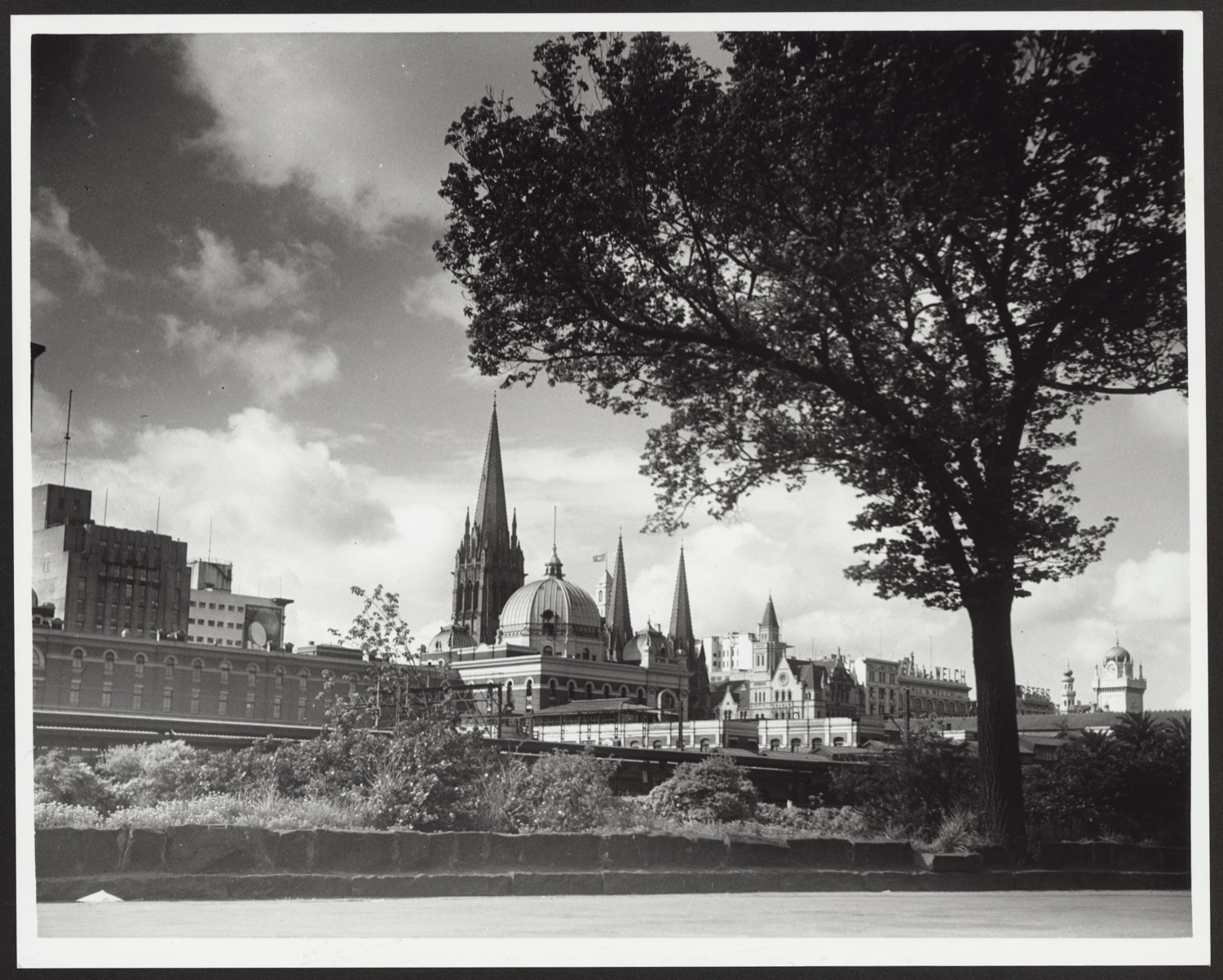 Roberts, Archer, 1910-2002, photographer - Between 1950 and 1955 - View of Melbourne city buildings, Melbourne, Victoria - H2017.3594